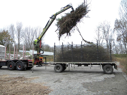 Tracteur agricole sur route pour l'entretien des bords de voirie